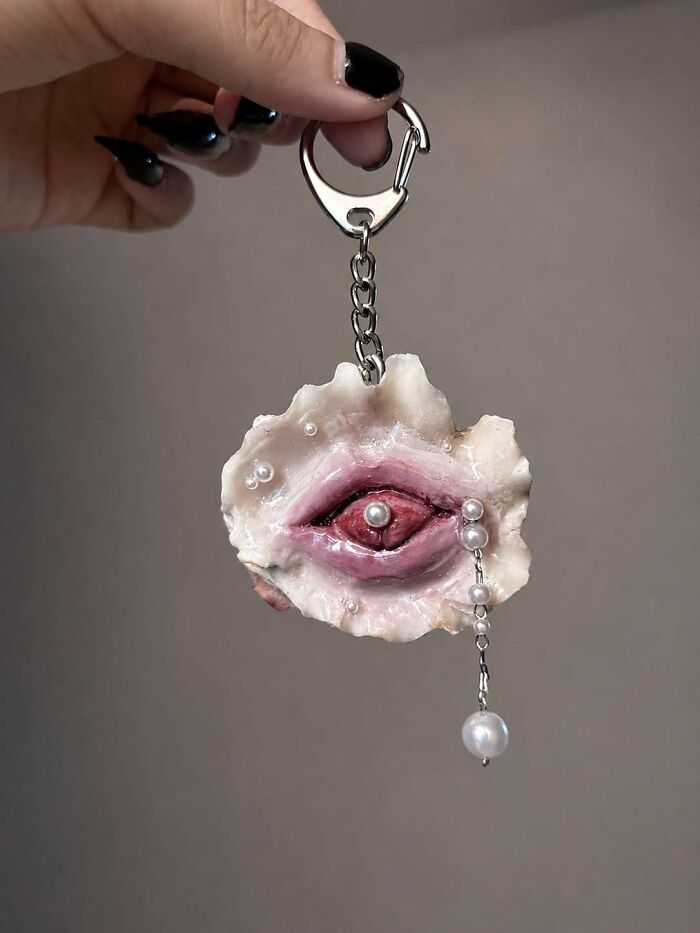 Artists Angie And Yoori Turn Seashells Into Surreal Sculptures With Human Eyes (33 Pics) Artists Angie And Yoori Turn Seashells Into Surreal Sculptures With Human Eyes (33 Pics)