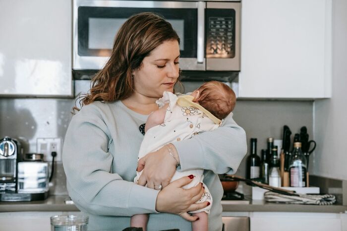 Giants Camera Catches Mom Doing Double Duty With A Baby And Food, Her Husband Just Gets Comfy Giants Camera Catches Mom Doing Double Duty With A Baby And Food, Her Husband Just Gets Comfy