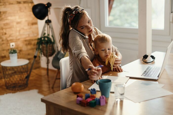 Giants Camera Catches Mom Doing Double Duty With A Baby And Food, Her Husband Just Gets Comfy Giants Camera Catches Mom Doing Double Duty With A Baby And Food, Her Husband Just Gets Comfy