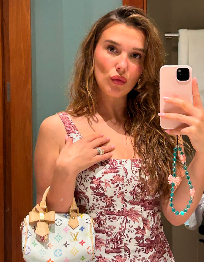 Gen Z Has Officially Replaced The Millennial “Teapot” Pose With Something Much Bolder Gen Z Has Officially Replaced The Millennial “Teapot” Pose With Something Much Bolder