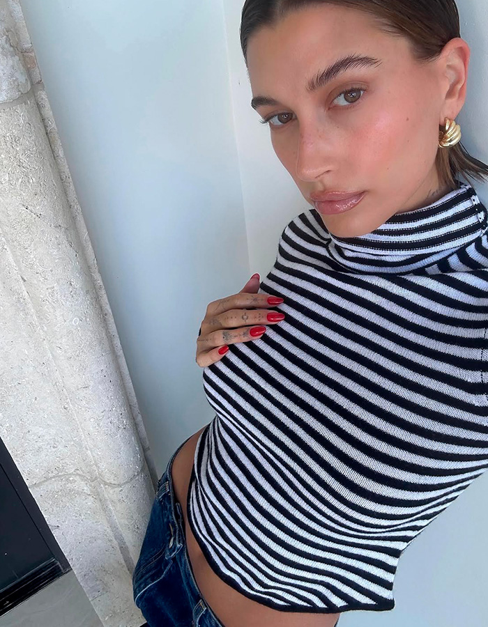 Gen Z Has Officially Replaced The Millennial “Teapot” Pose With Something Much Bolder Gen Z Has Officially Replaced The Millennial “Teapot” Pose With Something Much Bolder