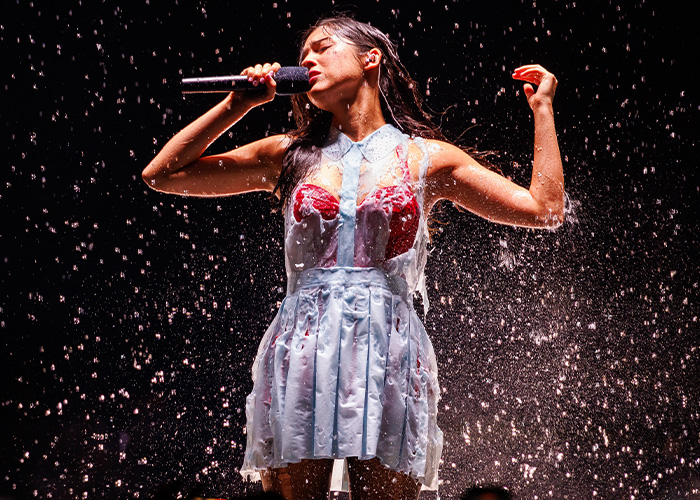 Olivia Rodrigo&rsquo;s Dress Literally Melts Off Her Body Onstage In Jaw-Dropping Tour Moment