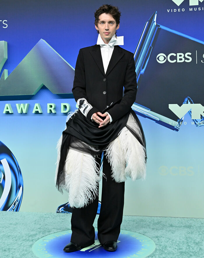 The 22 VMAs 2026 Looks That Prove Celebrities Have Lost The Plot As Fans Beg MTV To “Pull The Plug” The 22 VMAs 2026 Looks That Prove Celebrities Have Lost The Plot As Fans Beg MTV To “Pull The Plug”