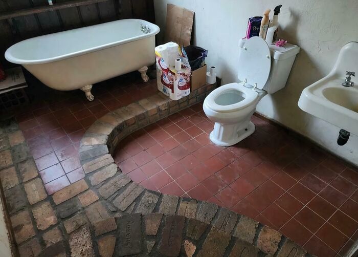 96 Houses Where Someone Clearly Had A Big Vision, But Nobody Stopped To Ask If It Was A Good One