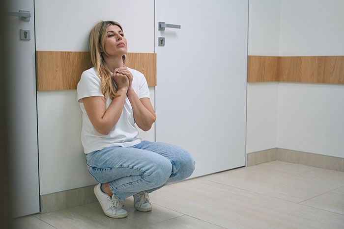 Woman Has To Hide In The Bathroom On The First Date After Guy Keeps Getting Worse And Worse
