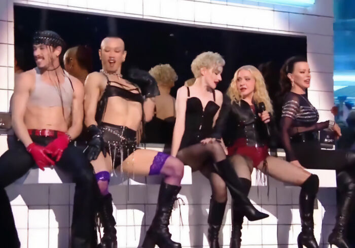 Madonna’s Family Makes Intervention After “Embarrassing” VMAs Performance, As Insiders Reveal Clash Madonna’s Family Makes Intervention After “Embarrassing” VMAs Performance, As Insiders Reveal Clash