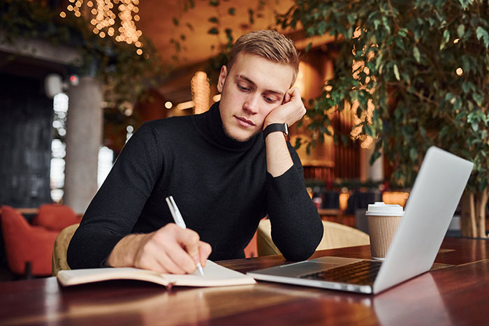 Woman Reads Boyfriend’s Novel, Realizes Something That Forever Changes The Way She Feels About Him Woman Reads Boyfriend’s Novel, Realizes Something That Forever Changes The Way She Feels About Him