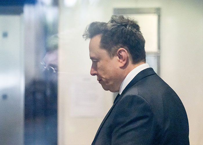 “Looks Like Scoliosis”: Elon Musk’s Recent Spaceport Visit Sparks Theories After Fans Notice Something Off “Looks Like Scoliosis”: Elon Musk’s Recent Spaceport Visit Sparks Theories After Fans Notice Something Off