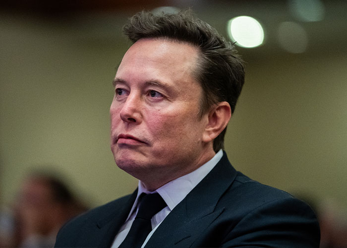 “Looks Like Scoliosis”: Elon Musk’s Recent Spaceport Visit Sparks Theories After Fans Notice Something Off “Looks Like Scoliosis”: Elon Musk’s Recent Spaceport Visit Sparks Theories After Fans Notice Something Off