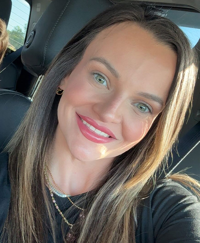32YO Woman’s Innocent Photo With Her Husband Goes Viral For Totally Unexpected Reason 32YO Woman’s Innocent Photo With Her Husband Goes Viral For Totally Unexpected Reason