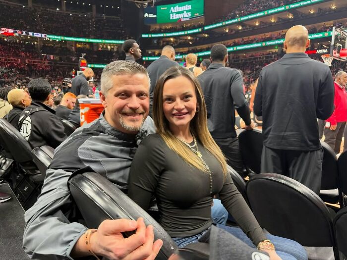 32YO Woman’s Innocent Photo With Her Husband Goes Viral For Totally Unexpected Reason 32YO Woman’s Innocent Photo With Her Husband Goes Viral For Totally Unexpected Reason