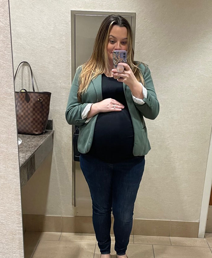 32YO Woman’s Innocent Photo With Her Husband Goes Viral For Totally Unexpected Reason 32YO Woman’s Innocent Photo With Her Husband Goes Viral For Totally Unexpected Reason