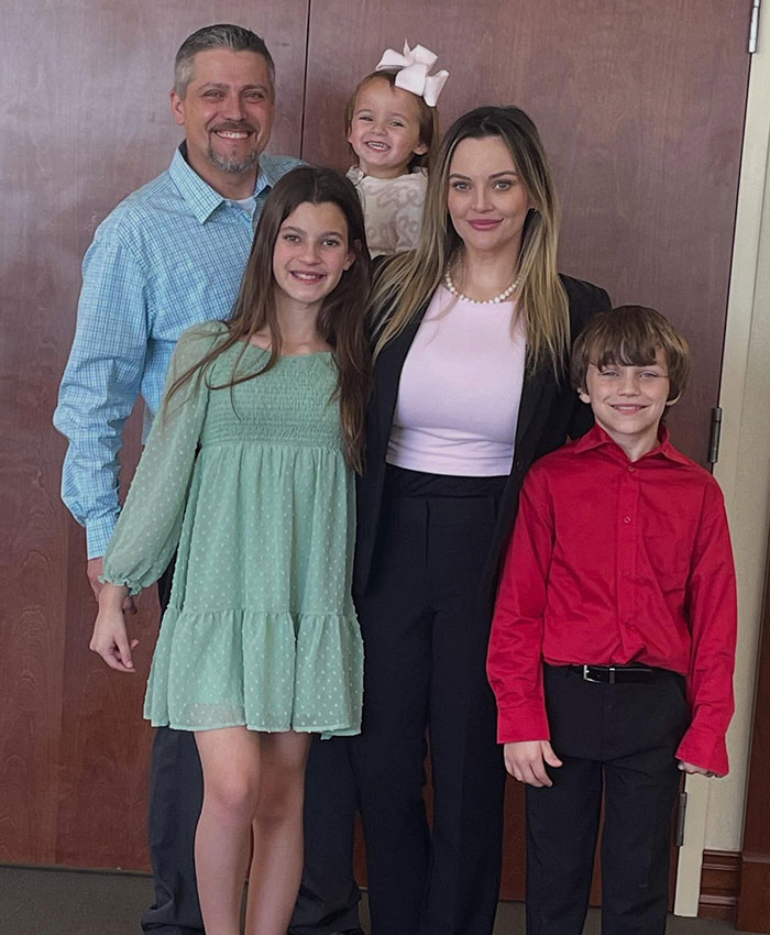 32YO Woman’s Innocent Photo With Her Husband Goes Viral For Totally Unexpected Reason 32YO Woman’s Innocent Photo With Her Husband Goes Viral For Totally Unexpected Reason