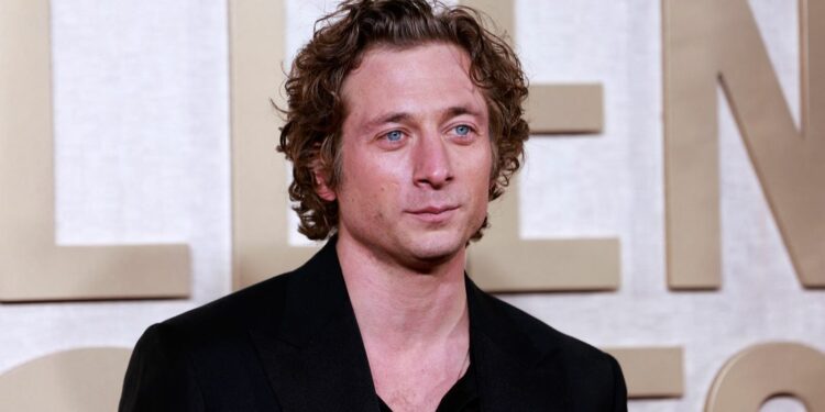 Jeremy Allen White at Golden Globe event Jeremy Allen White at Golden Globe event