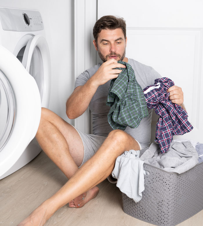 Grown Man Hates Doing Laundry, Doesn’t Understand Why His Family Calls Him Out On His Stinky Clothes Grown Man Hates Doing Laundry, Doesn’t Understand Why His Family Calls Him Out On His Stinky Clothes