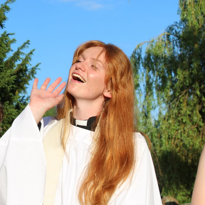 Church Of England Priest Shares What It&rsquo;s Like Being On Dating Apps As A Member Of The Clergy