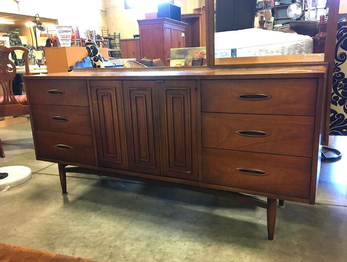 86 Thrift Store Finds That Made Digging Through Secondhand Shelves Totally Worth It 86 Thrift Store Finds That Made Digging Through Secondhand Shelves Totally Worth It