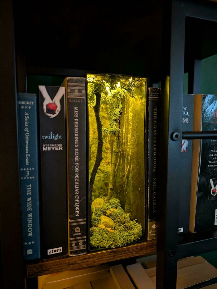 105 Book Nooks That Turn A Few Inches Of Shelf Space Into Entire Little Worlds (New Pics) 105 Book Nooks That Turn A Few Inches Of Shelf Space Into Entire Little Worlds (New Pics)