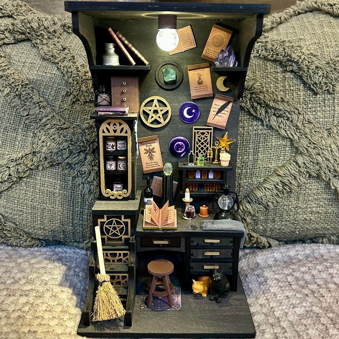 105 Book Nooks That Turn A Few Inches Of Shelf Space Into Entire Little Worlds (New Pics) 105 Book Nooks That Turn A Few Inches Of Shelf Space Into Entire Little Worlds (New Pics)