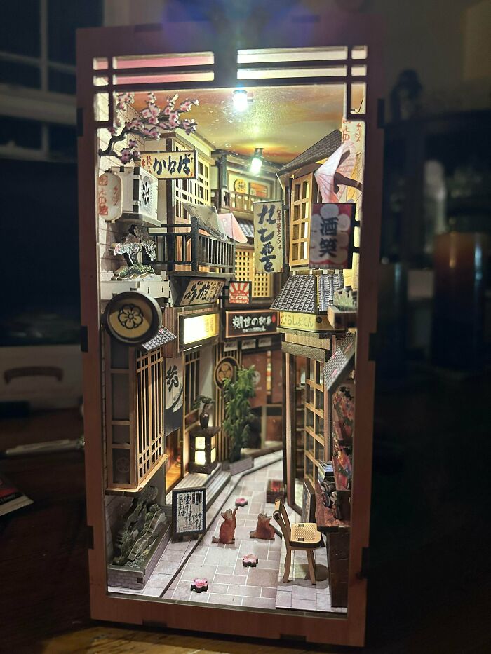 105 Book Nooks That Turn A Few Inches Of Shelf Space Into Entire Little Worlds (New Pics) 105 Book Nooks That Turn A Few Inches Of Shelf Space Into Entire Little Worlds (New Pics)