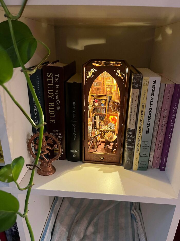 105 Book Nooks That Turn A Few Inches Of Shelf Space Into Entire Little Worlds (New Pics) 105 Book Nooks That Turn A Few Inches Of Shelf Space Into Entire Little Worlds (New Pics)