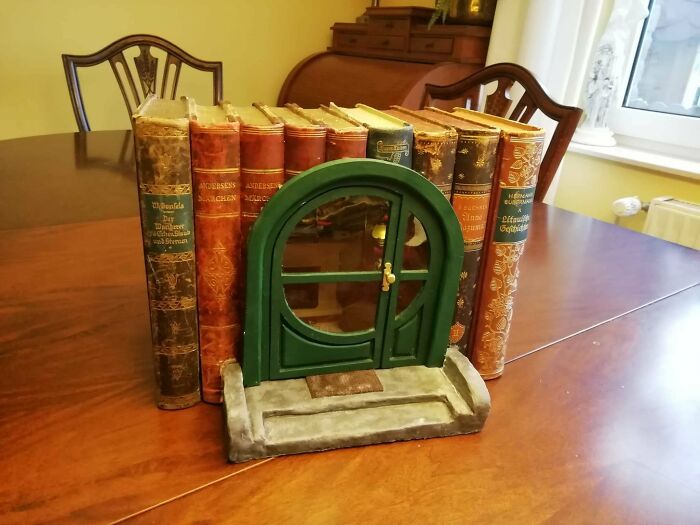 105 Book Nooks That Turn A Few Inches Of Shelf Space Into Entire Little Worlds (New Pics) 105 Book Nooks That Turn A Few Inches Of Shelf Space Into Entire Little Worlds (New Pics)