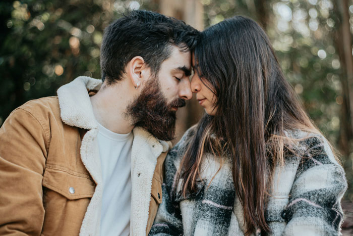 Guy Can’t Handle Being With Girlfriend’s Rich Family Who Thinks He’s A Complete Loser