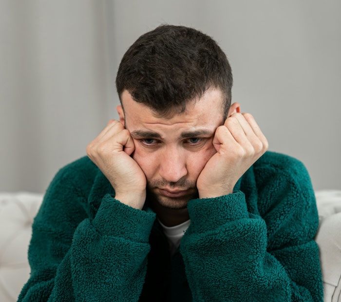 Guy Can’t Handle Being With Girlfriend’s Rich Family Who Thinks He’s A Complete Loser