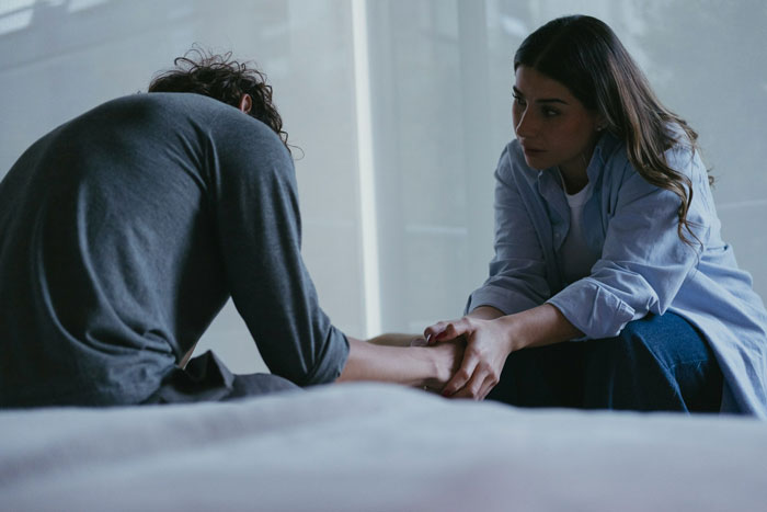 Guy Can’t Handle Being With Girlfriend’s Rich Family Who Thinks He’s A Complete Loser