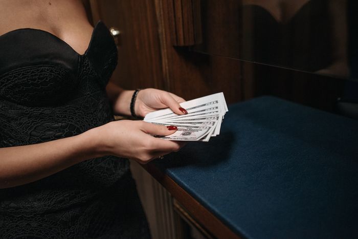 Guy Can’t Handle Being With Girlfriend’s Rich Family Who Thinks He’s A Complete Loser
