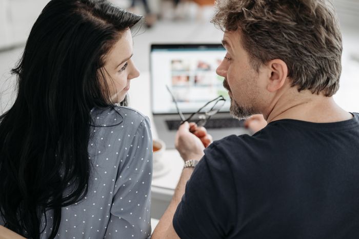 Guy Can’t Handle Being With Girlfriend’s Rich Family Who Thinks He’s A Complete Loser