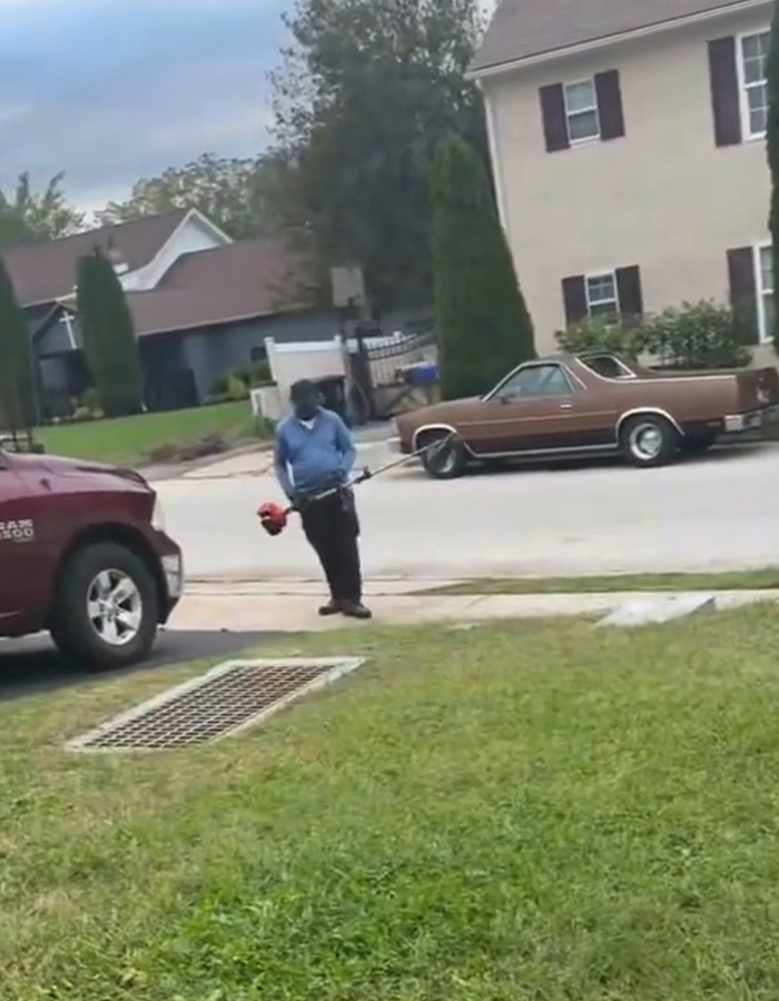 “That’s Entitlement”: Woman Sparks Heated Debate After Complaining About Male Neighbor Not Mowing Her Side “That’s Entitlement”: Woman Sparks Heated Debate After Complaining About Male Neighbor Not Mowing Her Side