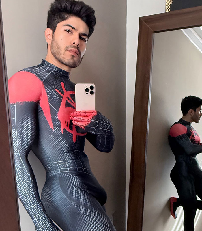 Singer’s Photos Go Viral After Netizens Couldn’t Look Away From Two Hard-To-Ignore Details: “Double Prize”