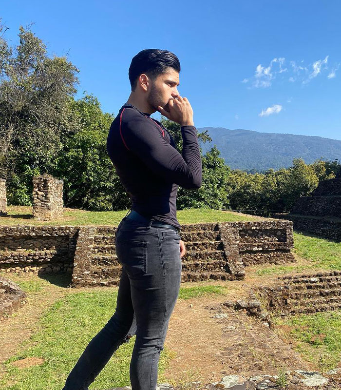 Singer’s Photos Go Viral After Netizens Couldn’t Look Away From Two Hard-To-Ignore Details: “Double Prize”