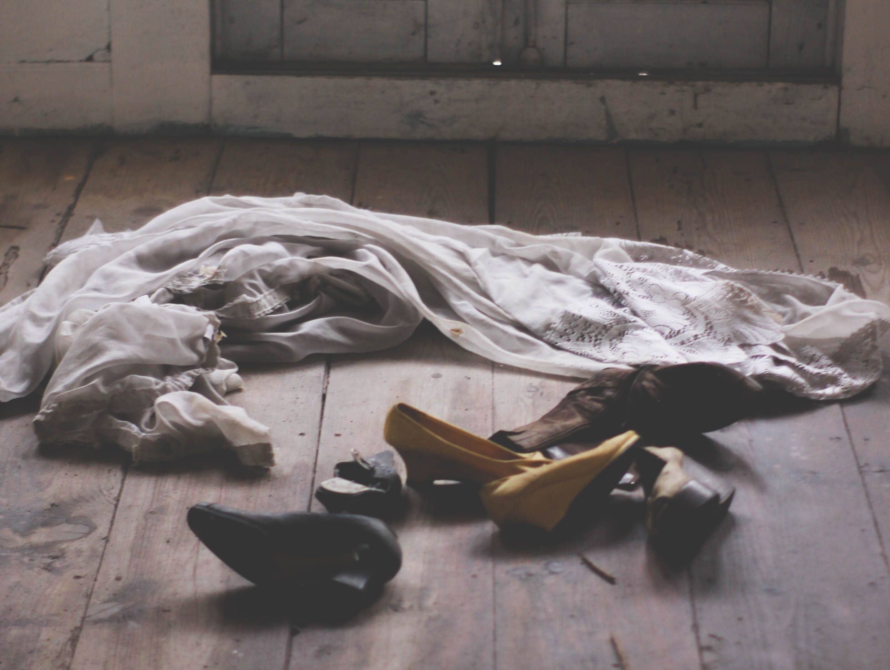 Woman Spots Unfamiliar Shoes By Her Bed, Then Her Panicking BF Tries To Keep Her Out Of The Bathroom