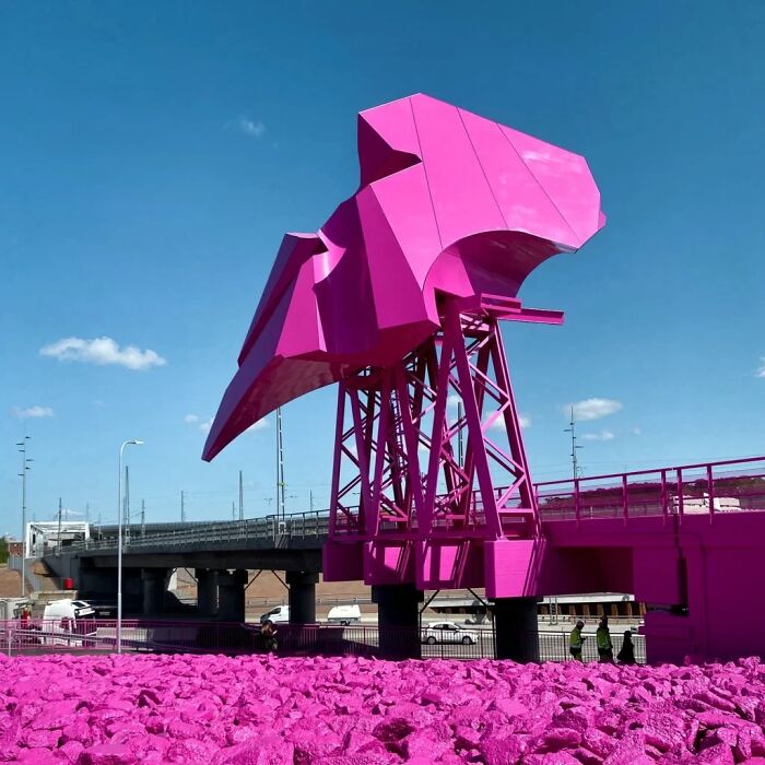 79 Hilarious, Bizarre, And Downright Bad Examples Of Public Art Around The World