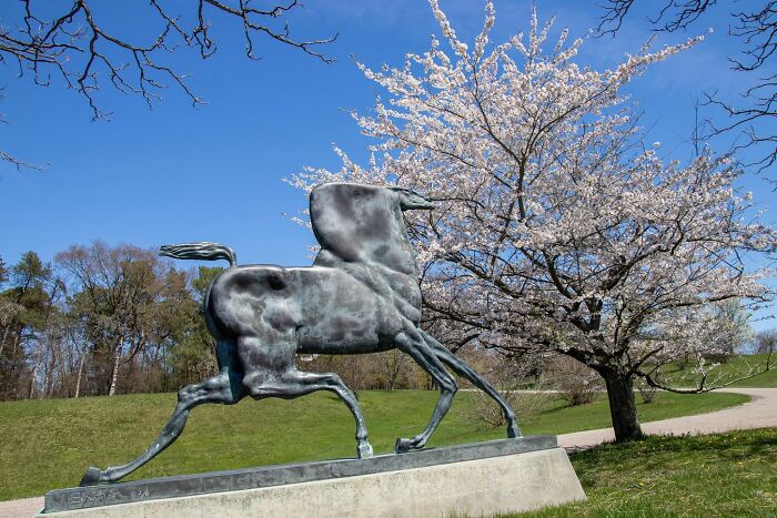 79 Hilarious, Bizarre, And Downright Bad Examples Of Public Art Around The World