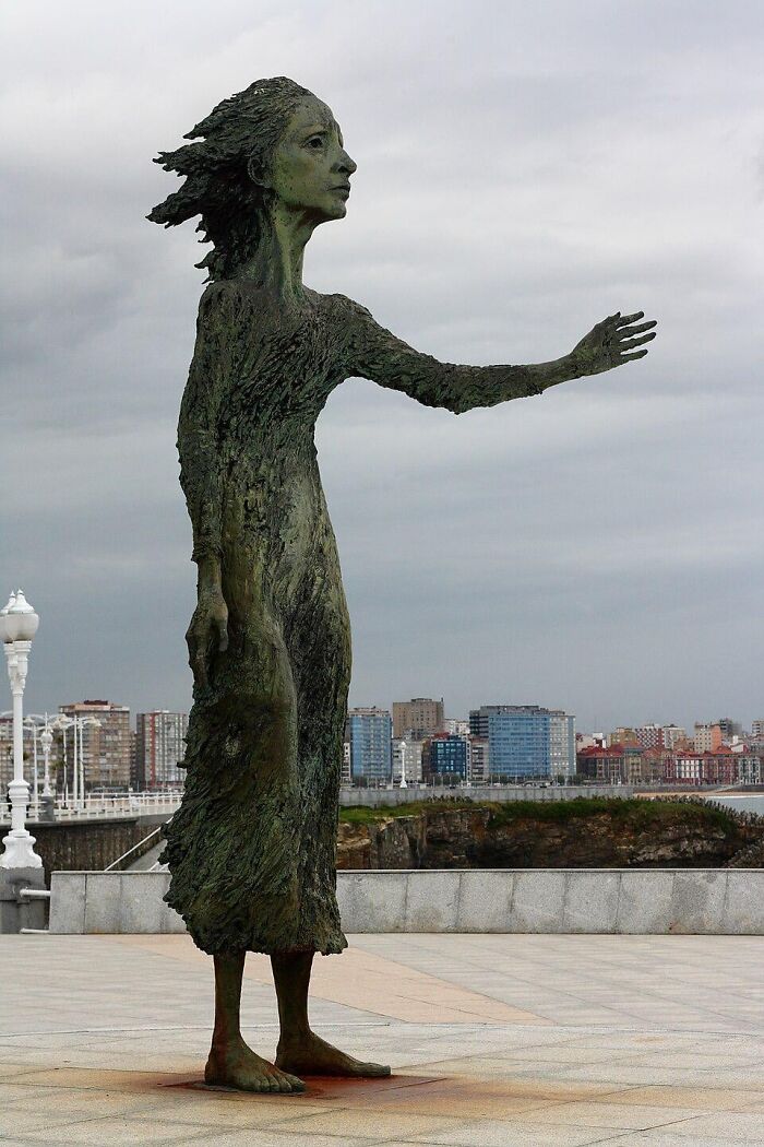 79 Hilarious, Bizarre, And Downright Bad Examples Of Public Art Around The World