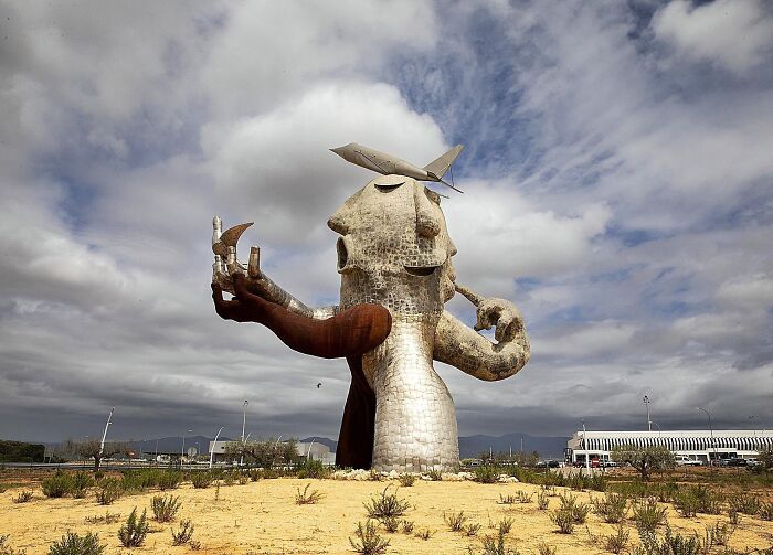 79 Hilarious, Bizarre, And Downright Bad Examples Of Public Art Around The World