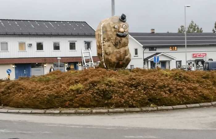 79 Hilarious, Bizarre, And Downright Bad Examples Of Public Art Around The World