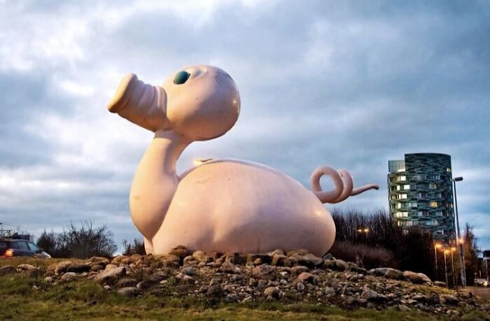 79 Hilarious, Bizarre, And Downright Bad Examples Of Public Art Around The World