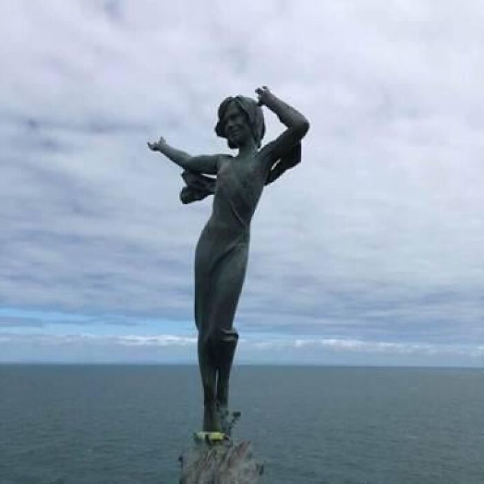 79 Hilarious, Bizarre, And Downright Bad Examples Of Public Art Around The World