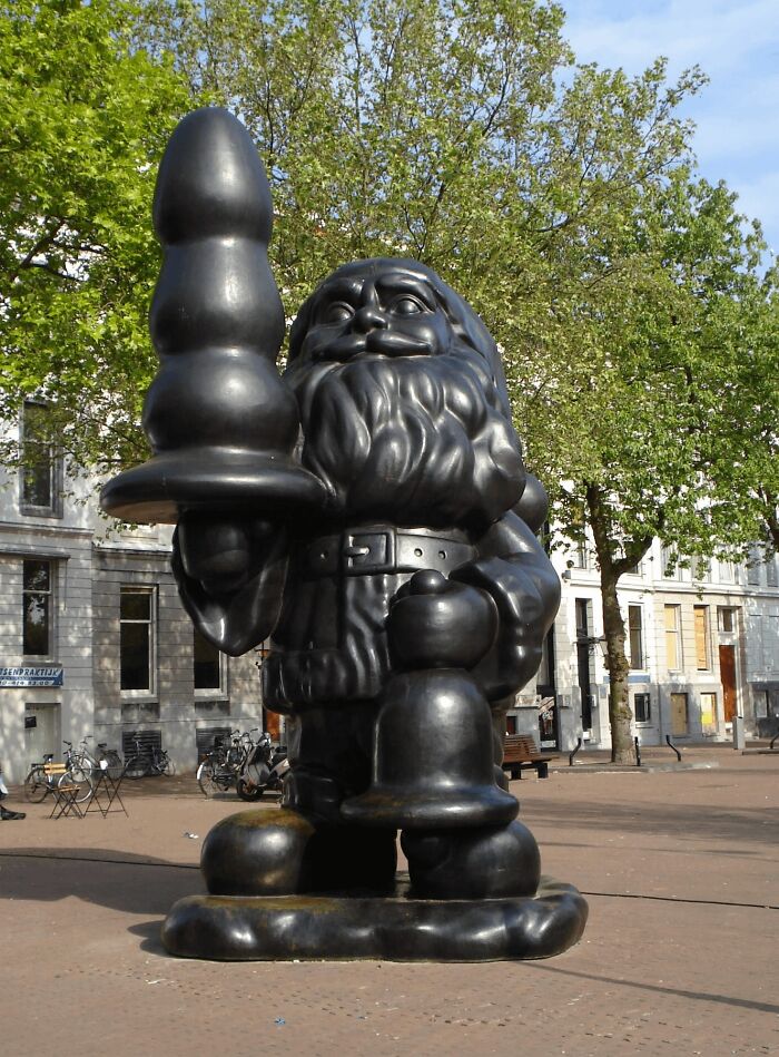 79 Hilarious, Bizarre, And Downright Bad Examples Of Public Art Around The World