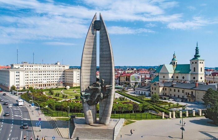 79 Hilarious, Bizarre, And Downright Bad Examples Of Public Art Around The World