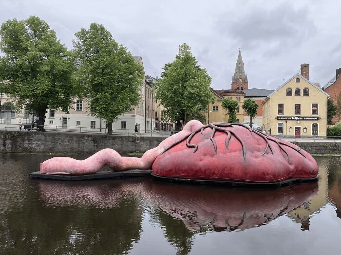 79 Hilarious, Bizarre, And Downright Bad Examples Of Public Art Around The World