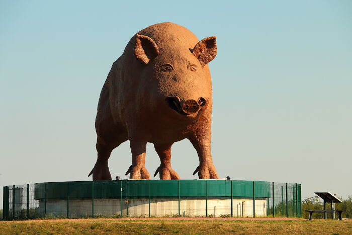 79 Hilarious, Bizarre, And Downright Bad Examples Of Public Art Around The World
