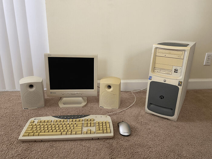 67 Vintage Tech Finds For Anyone Who Misses Buttons, Cassettes, And Chunky Electronics