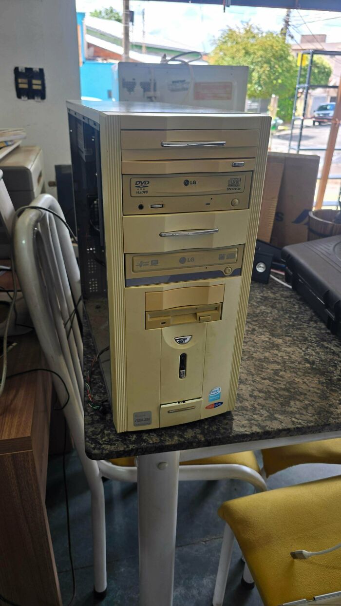 67 Vintage Tech Finds For Anyone Who Misses Buttons, Cassettes, And Chunky Electronics
