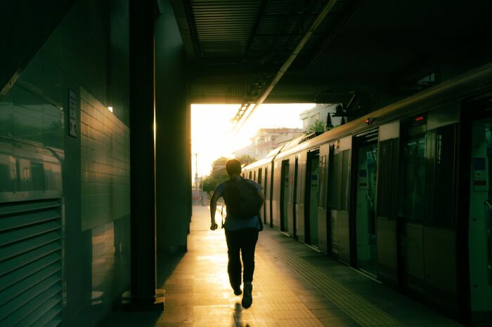 59 Stories About The Urgent Feeling People Had To Leave Immediately And It May Have Saved Their Lives