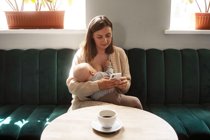Woman Is Disgusted That A Teen Mom Is Doing What A Mother Is Supposed To, Nobody Lets Her Be A Bully